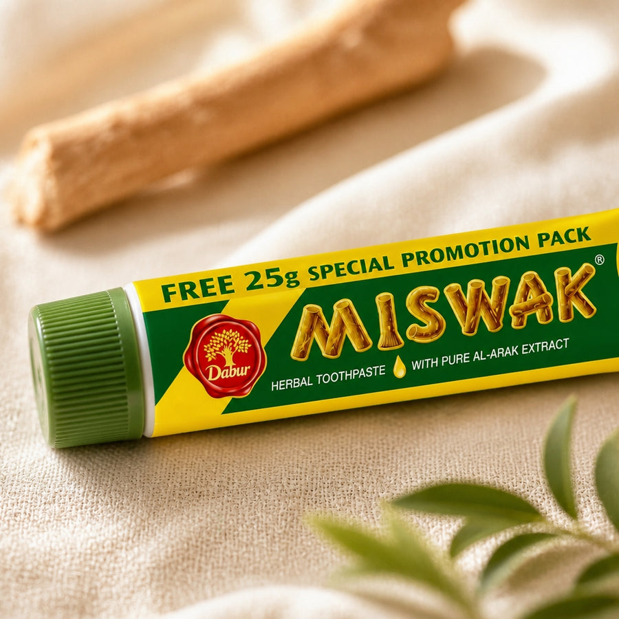 Dentifrices Miswak Dabur Sans Fluor — gros plan texture étiquette et brosse