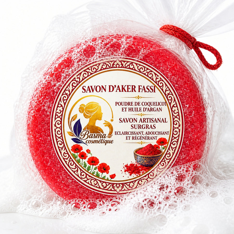 Mousse crémeuse du savon d'Aker Fassi – pétales exfoliants – gros plan