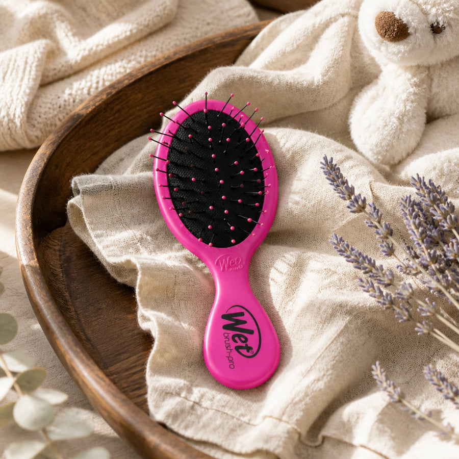 Wet Brush Baby Violet — vue lifestyle ambiance bébé et soin capillaire doux