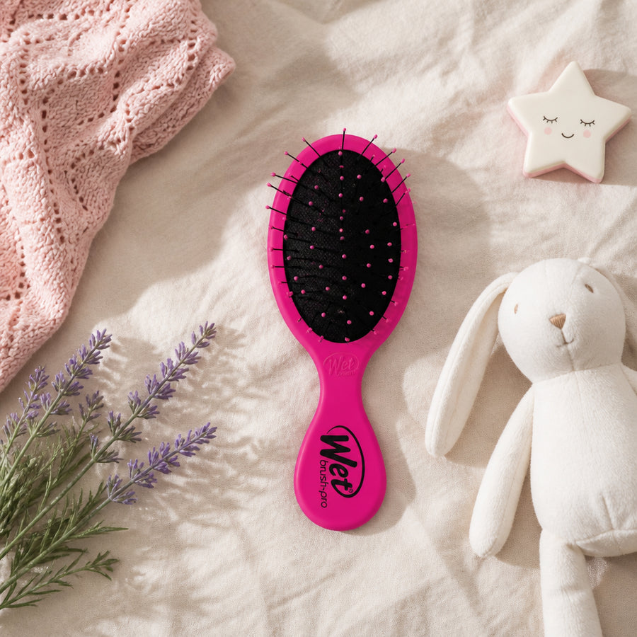 Wet Brush Baby Violet — référence d'échelle avec règle 10 cm