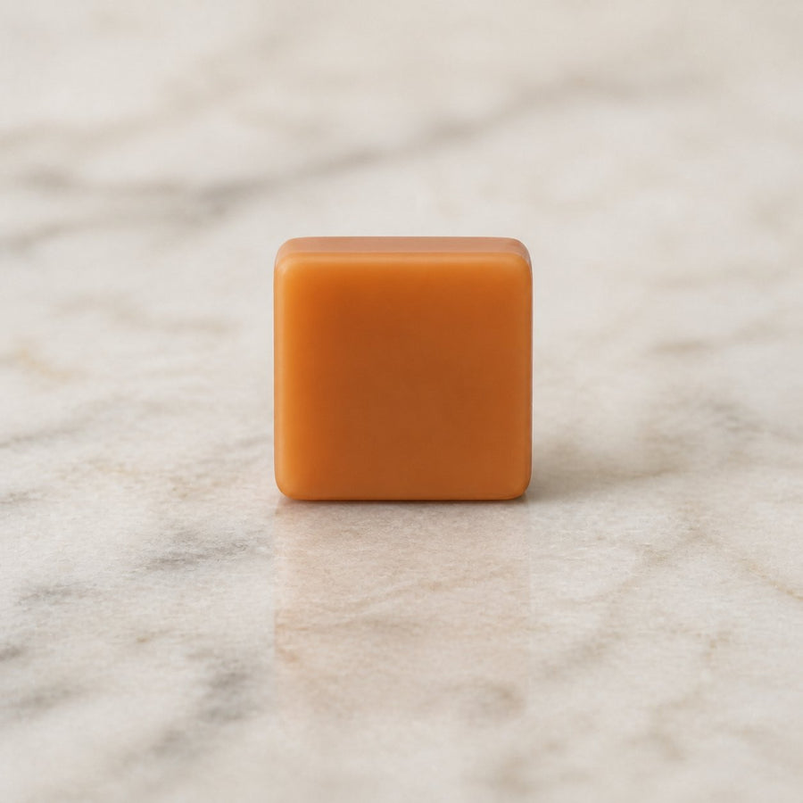 Lot de 1 carré de musc orange – parfum solide – gros plan sur les détails et la finition du packaging