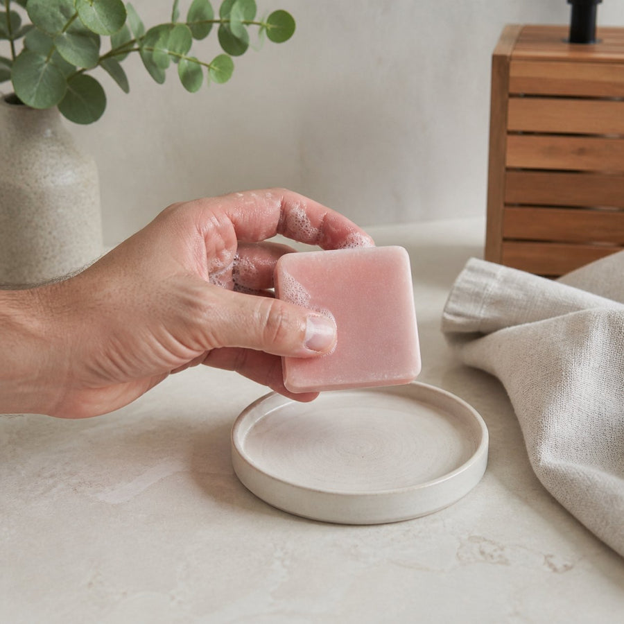 Lot de 1 carré de musc rose – parfum solide – application en situation réelle, geste de soin quotidien