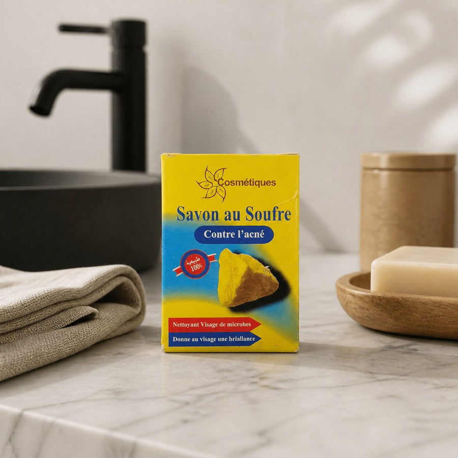 1 Crème à la bave d'escargot + 1 Savon soufre Fabio 80g – présentation du produit dans une salle de bain lumineuse et naturelle