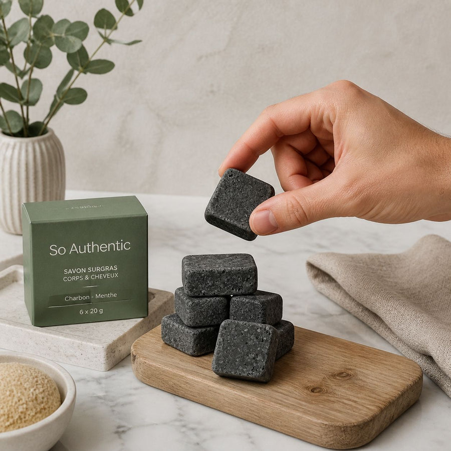Lot de 10 carrés de musc noir – parfum solide – application en situation réelle, geste de soin quotidien