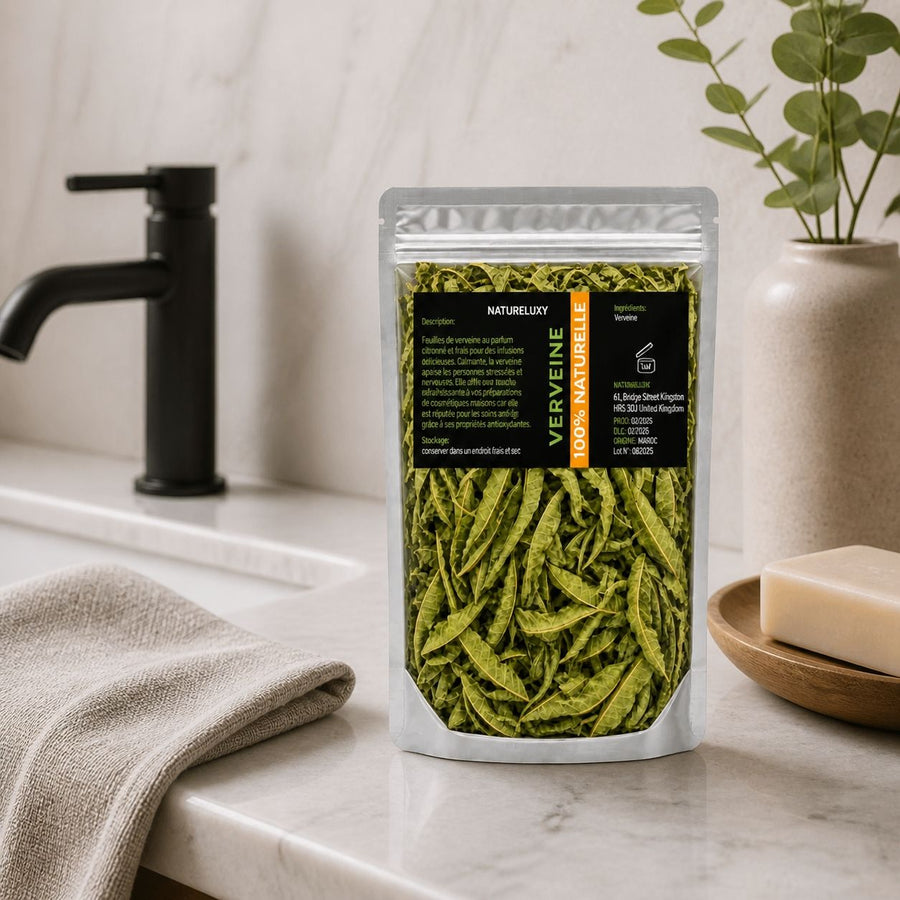 Feuilles de Verveine séchées 3X50g naturelles – présentation du produit dans une salle de bain lumineuse et naturelle