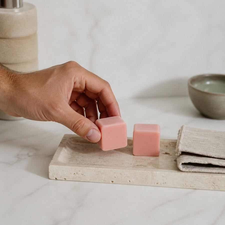 Lot de 2 carrés de musc rose – parfum solide – application en situation réelle, geste de soin quotidien