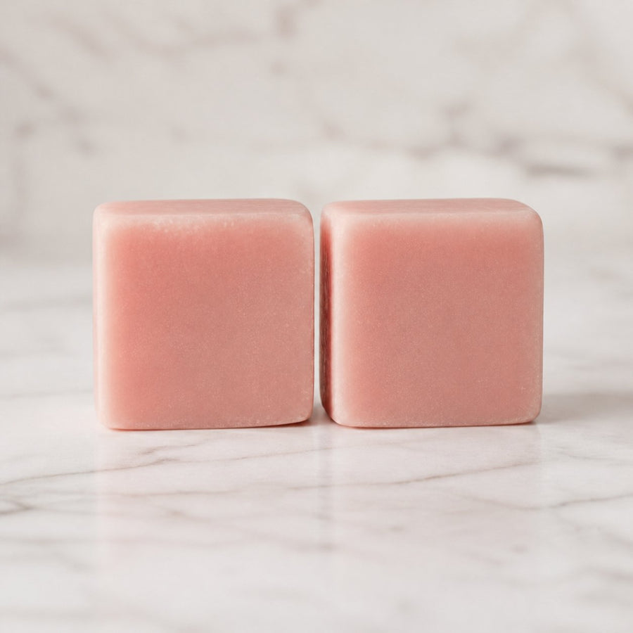 Lot de 2 carrés de musc rose – parfum solide – gros plan sur les détails et la finition du packaging