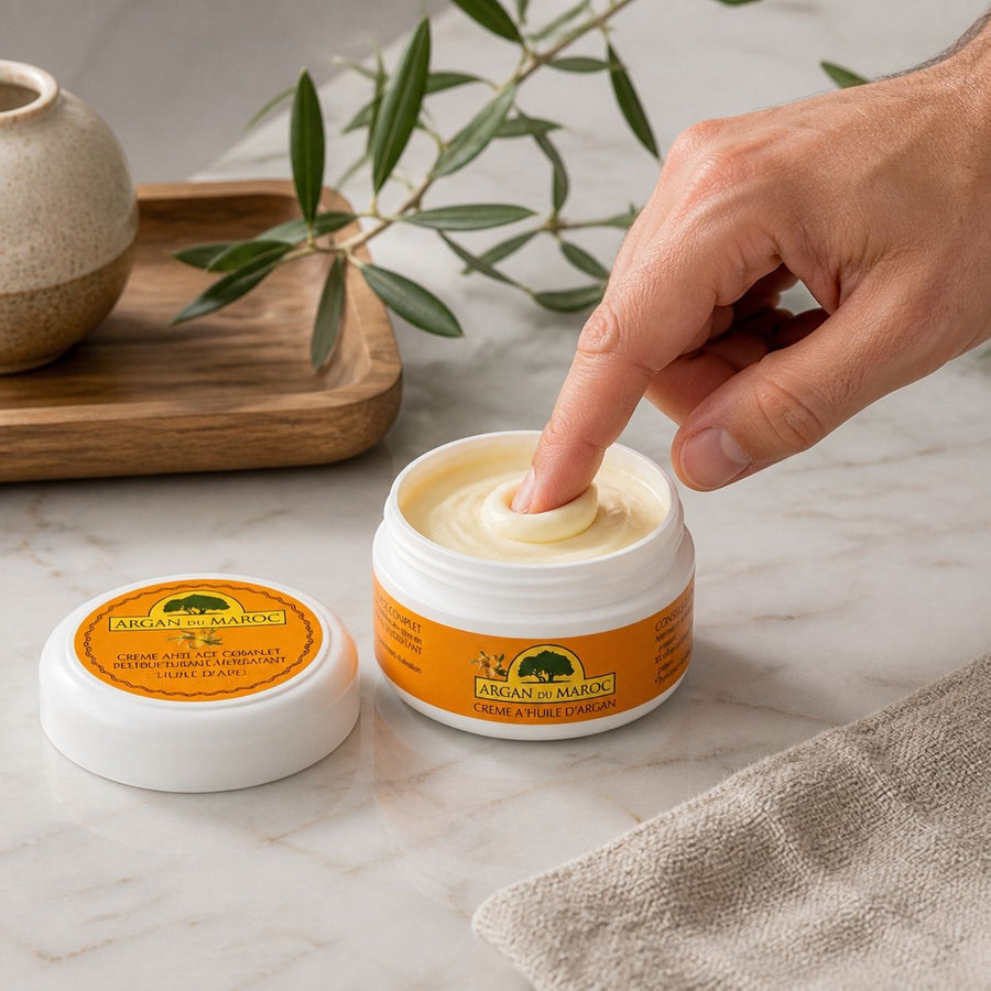 Lot de 2 Crèmes Anti-Rides à l’Huile d’Argan du Maroc – Soin Visage & Contour des Yeux Jour/Nuit – 2 x 100 mL – application en situation réelle, geste de soin quotidien