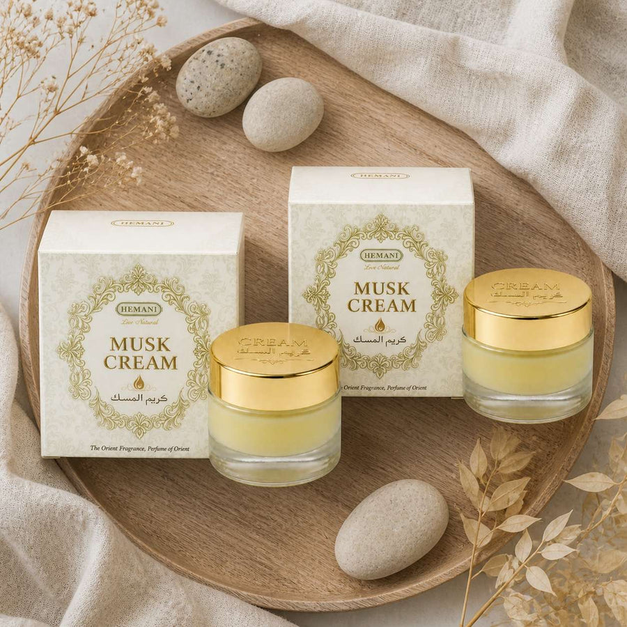 2 Crème de Musc pour le Corps - Hemani – composition flat lay avec éléments naturels, vue du dessus