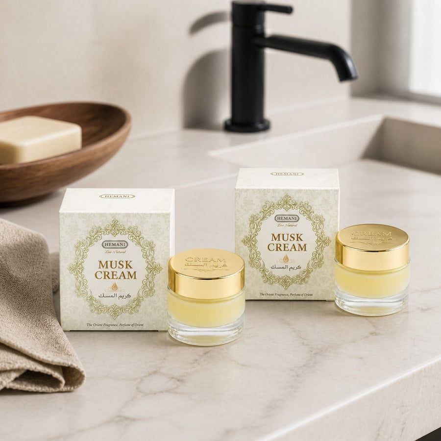 2 Crème de Musc pour le Corps - Hemani – présentation du produit dans une salle de bain lumineuse et naturelle