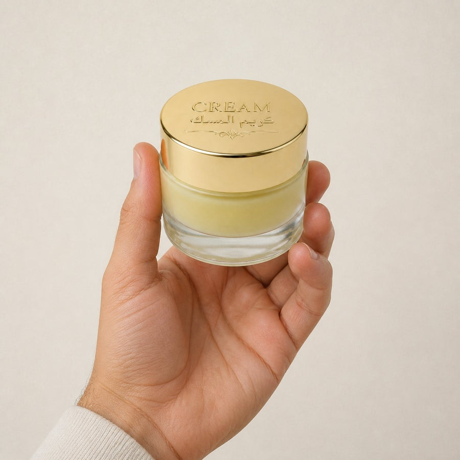 2 Crème de Musc pour le Corps - Hemani – taille et contenance réelles du produit en main
