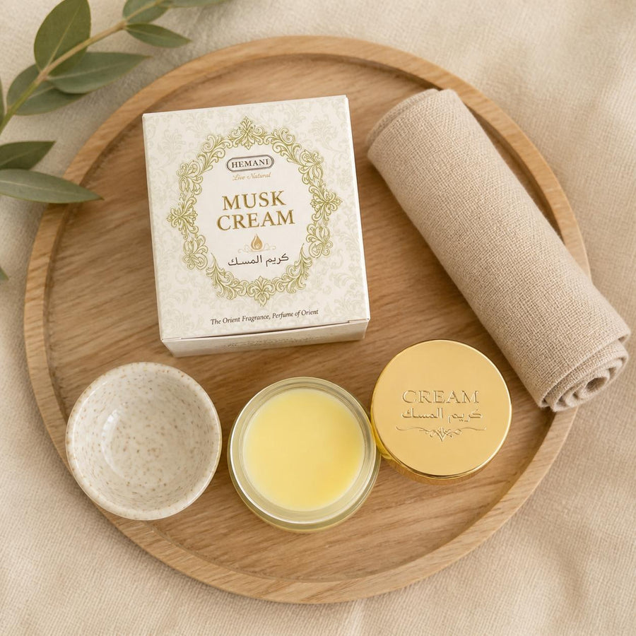 2 Crème de Musc pour le Corps - Hemani – rituel d'utilisation vu du dessus, ambiance naturelle zen