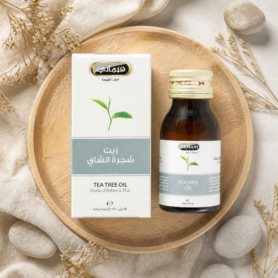 2 Huile d'Arbre à Thé 30mL 100% Naturelle Hemani – composition flat lay avec éléments naturels, vue du dessus