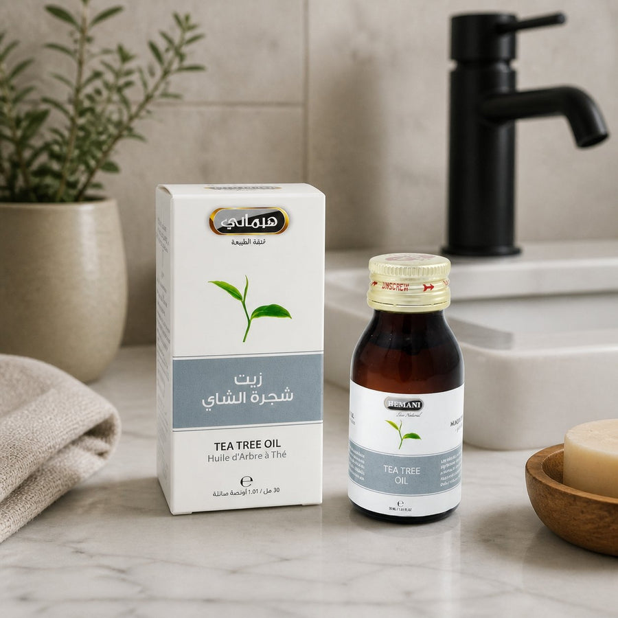 2 Huile d'Arbre à Thé 30mL 100% Naturelle Hemani – présentation du produit dans une salle de bain lumineuse et naturelle