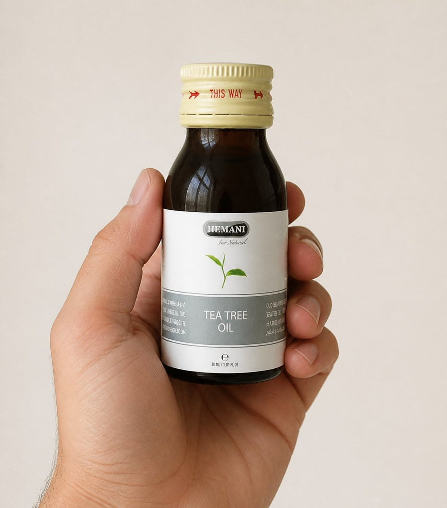 2 Huile d'Arbre à Thé 30mL 100% Naturelle Hemani – taille et contenance réelles du produit en main