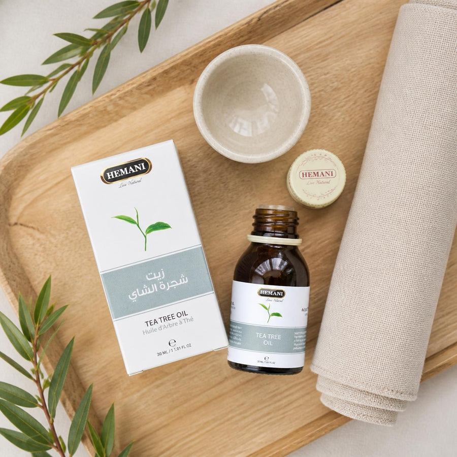2 Huile d'Arbre à Thé 30mL 100% Naturelle Hemani – rituel d'utilisation vu du dessus, ambiance naturelle zen