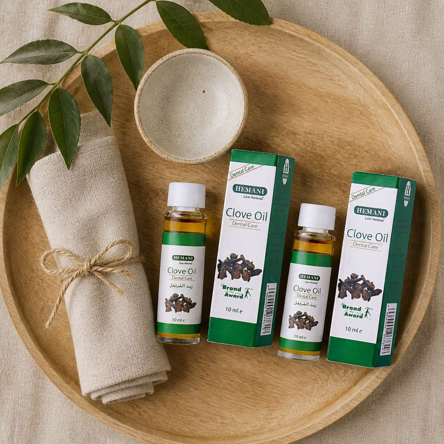 2 Huiles de Girofle 10mL Hemani – rituel d'utilisation vu du dessus, ambiance naturelle zen