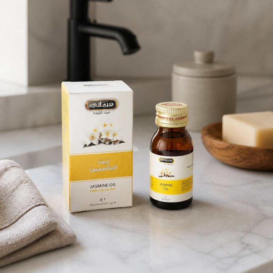 2 Huile de Jasmin 30ml Naturelle Hemani – présentation du produit dans une salle de bain lumineuse et naturelle
