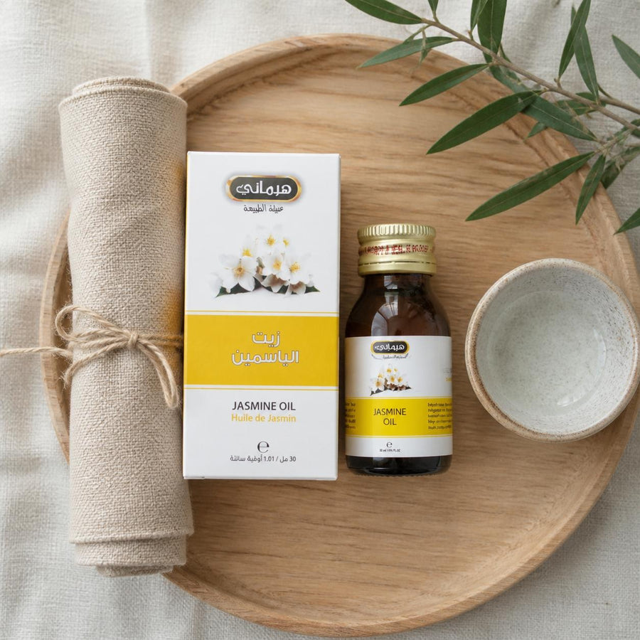 2 Huile de Jasmin 30ml Naturelle Hemani – rituel d'utilisation vu du dessus, ambiance naturelle zen