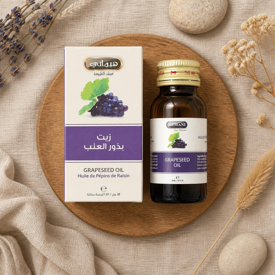 2 Huile de Pépin de Raisin 30mL 100% Naturelle Hemani – composition flat lay avec éléments naturels, vue du dessus
