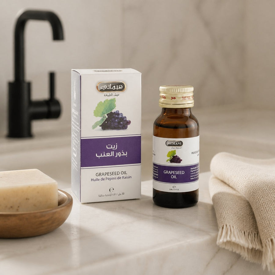 2 Huile de Pépin de Raisin 30mL 100% Naturelle Hemani – présentation du produit dans une salle de bain lumineuse et naturelle