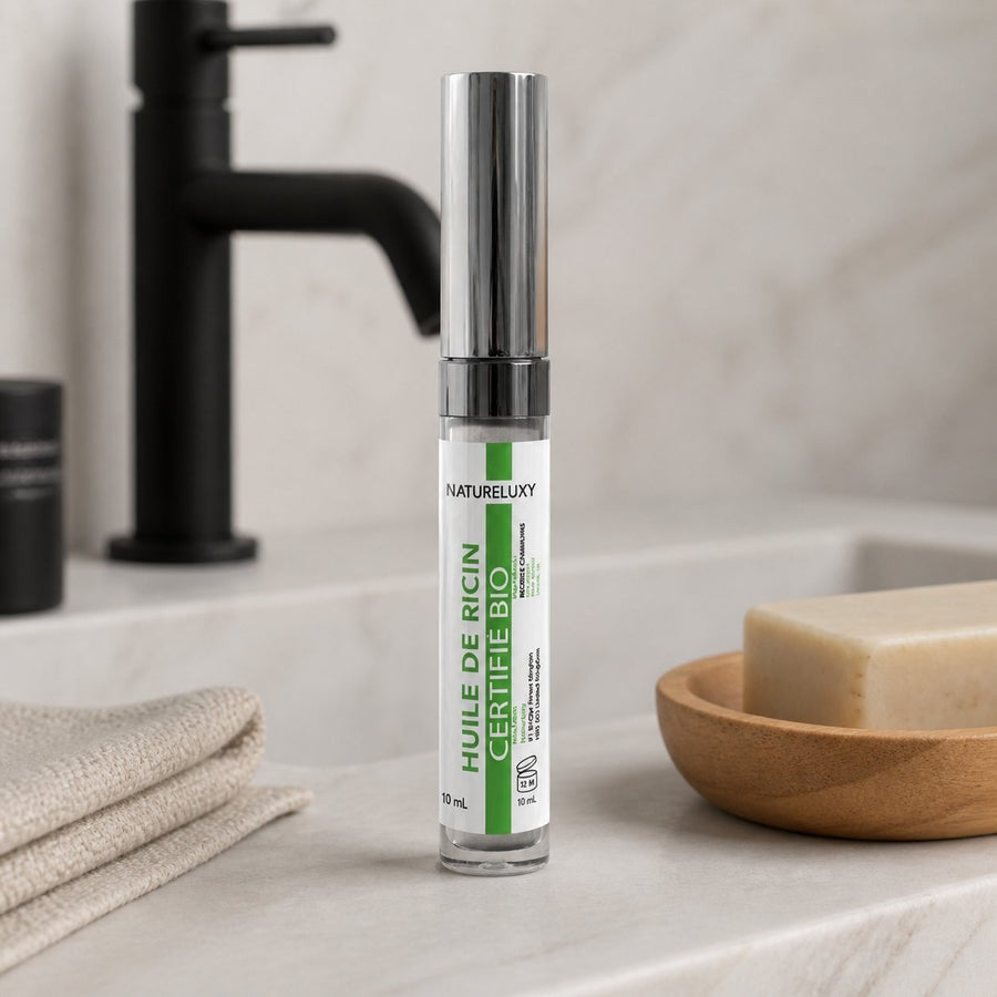 Lot de 2 Mascaras Huile de Ricin Bio 10 ml - Soin Cils – présentation du produit dans une salle de bain lumineuse et naturelle