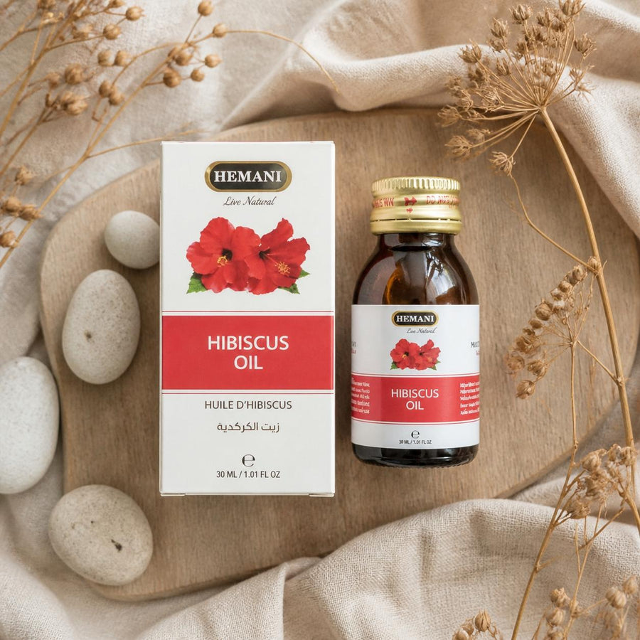 2 Huile d'Hibiscus 30mL 100% Naturelle Hemani – composition flat lay avec éléments naturels, vue du dessus