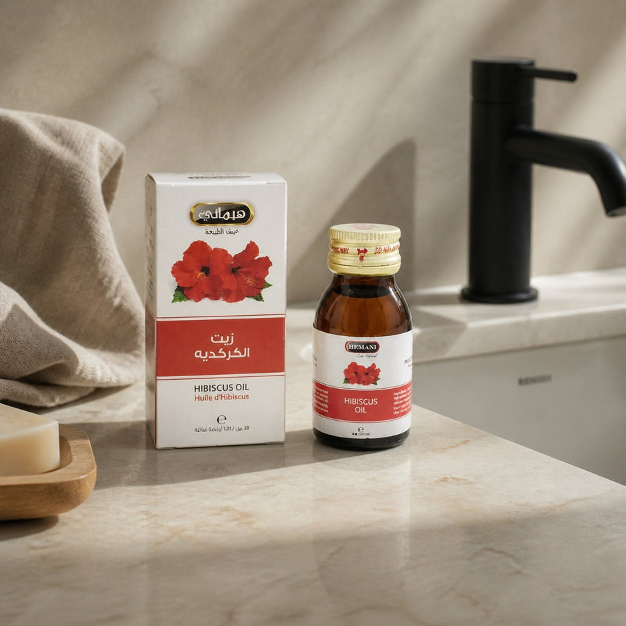 2 Huile d'Hibiscus 30mL 100% Naturelle Hemani – présentation du produit dans une salle de bain lumineuse et naturelle