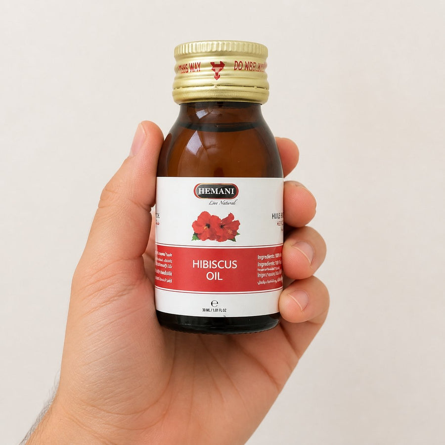 2 Huile d'Hibiscus 30mL 100% Naturelle Hemani – taille et contenance réelles du produit en main