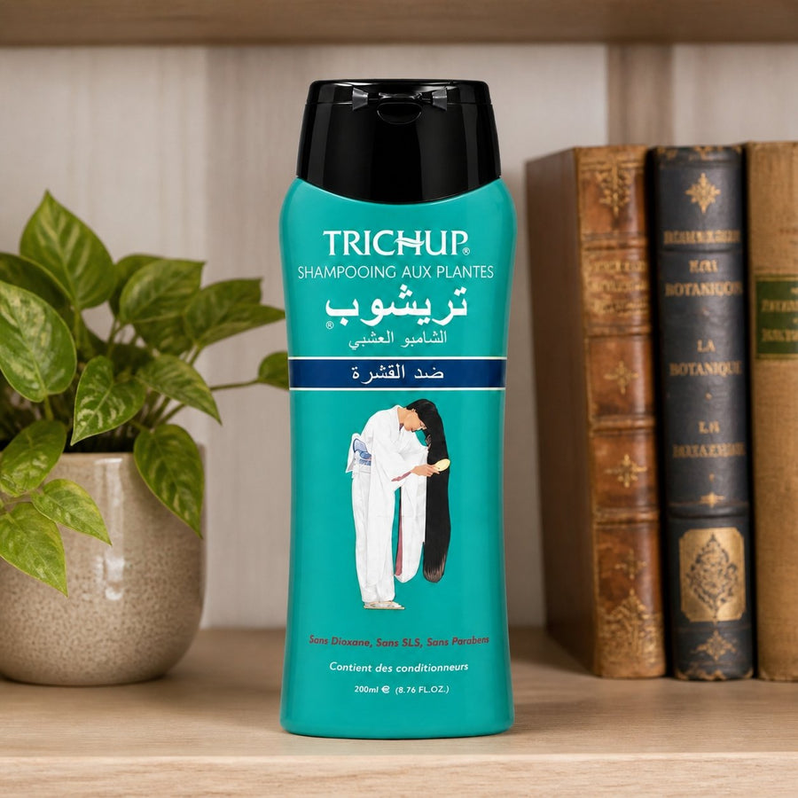 2 Shampoings Soin Indien Anti-pelliculaire  Trichup 200ml – présentation sur étagère en bois