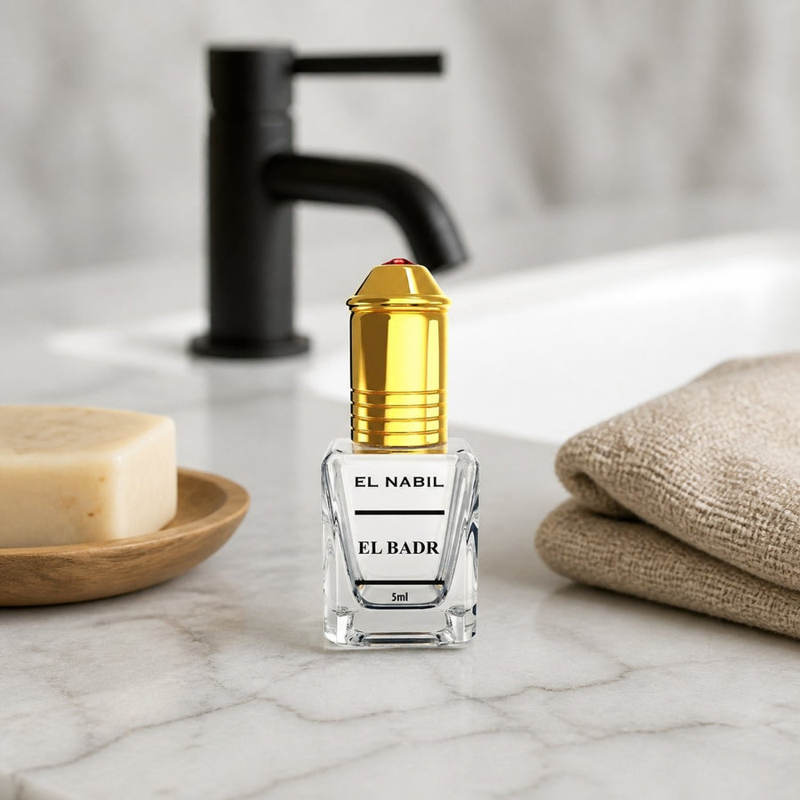 2X Musc El Badr applicateur Roll-On - 5mL – présentation du produit dans une salle de bain lumineuse et naturelle