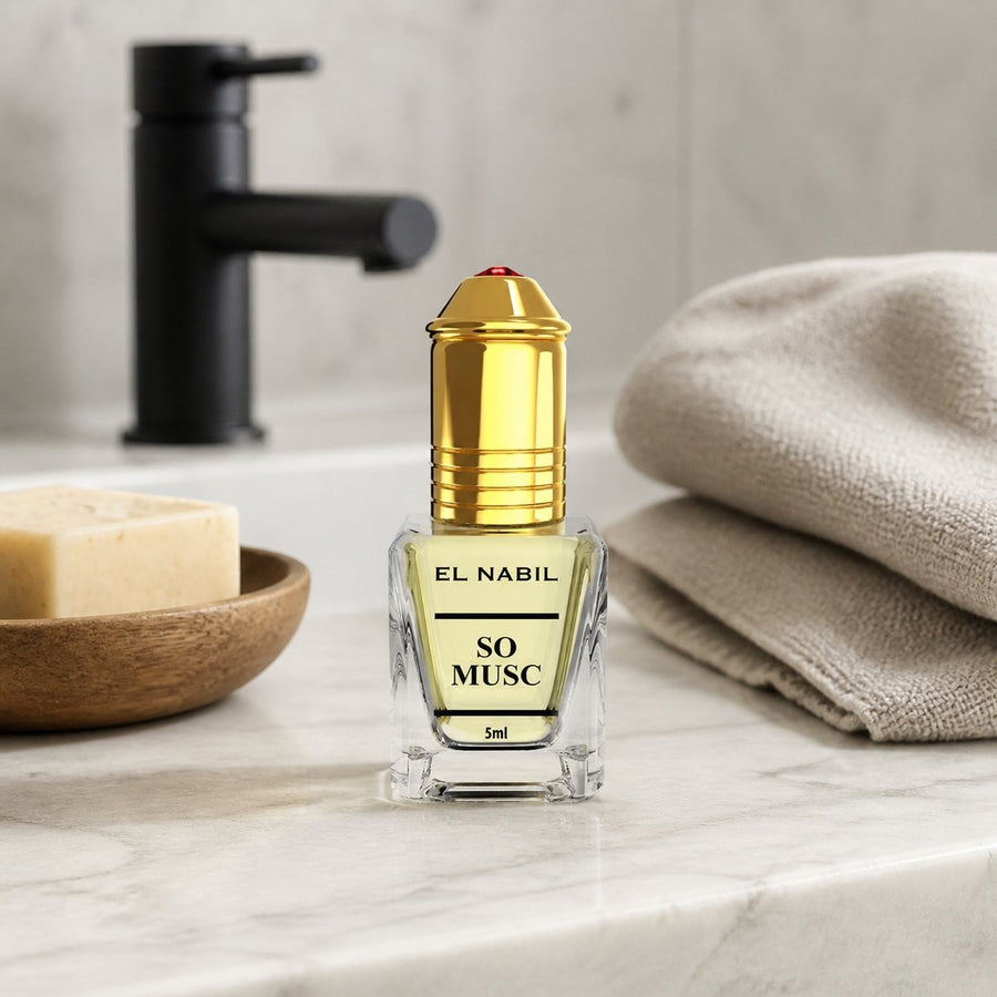 2X Musc SO avec applicateur Roll-On - 5mL – présentation du produit dans une salle de bain lumineuse et naturelle