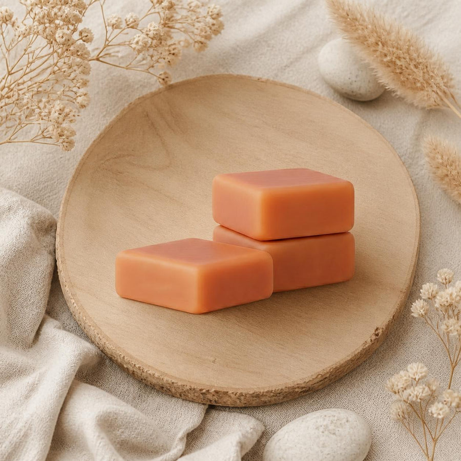 Lot de 3 carrés de musc orange – parfum solide – composition flat lay avec éléments naturels, vue du dessus