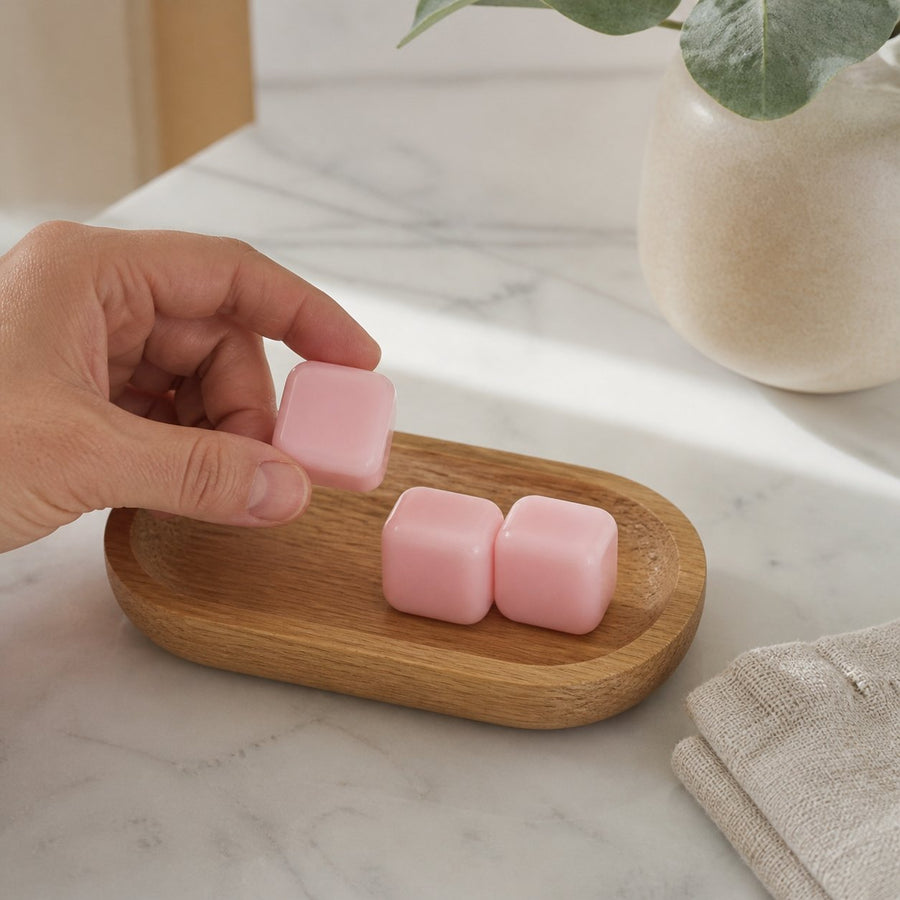Lot de 3 carrés de musc rose – parfum solide – application en situation réelle, geste de soin quotidien