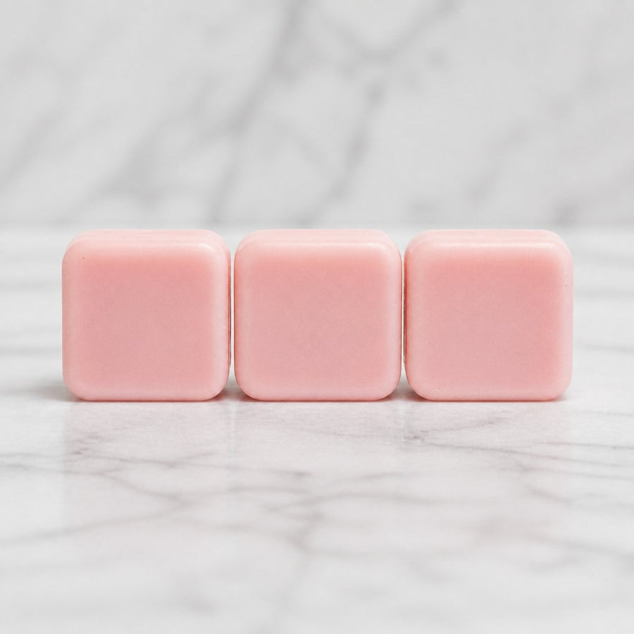Lot de 3 carrés de musc rose – parfum solide – gros plan sur les détails et la finition du packaging