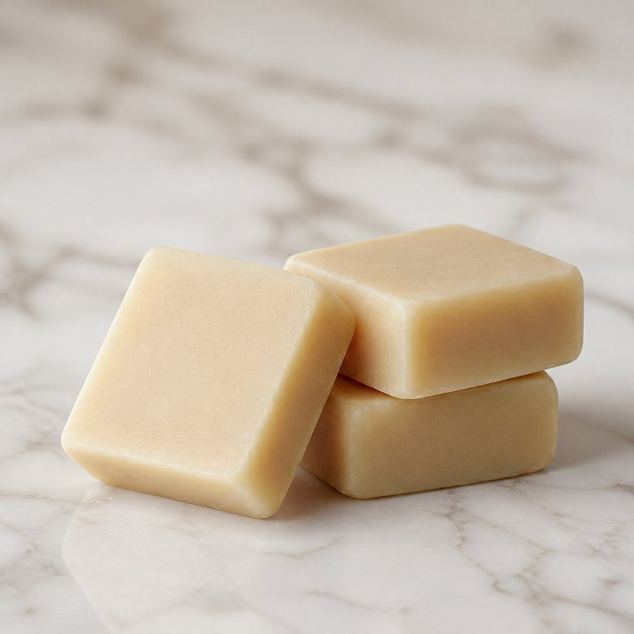 Lot de 3 carrés de musc vanille – parfum solide – gros plan sur les détails et la finition du packaging
