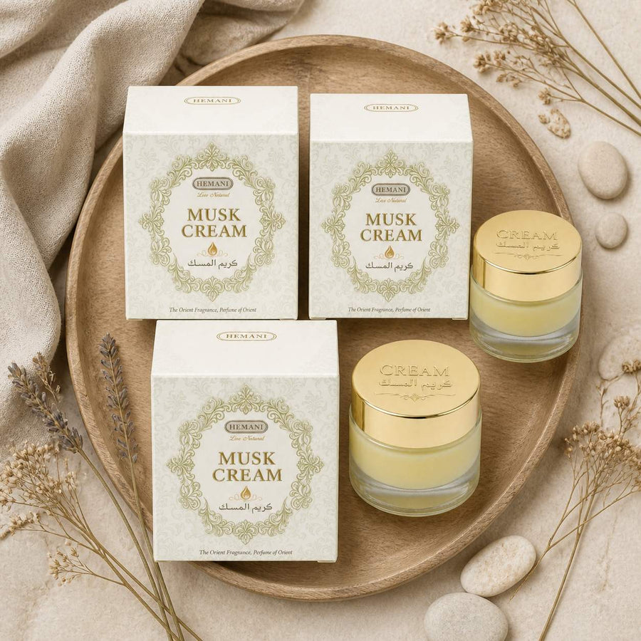 3 Crème de Musc pour le Corps - Hemani – composition flat lay avec éléments naturels, vue du dessus