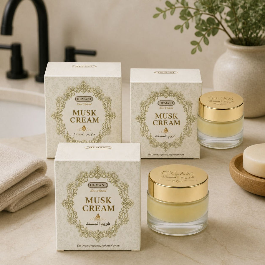 3 Crème de Musc pour le Corps - Hemani – présentation du produit dans une salle de bain lumineuse et naturelle