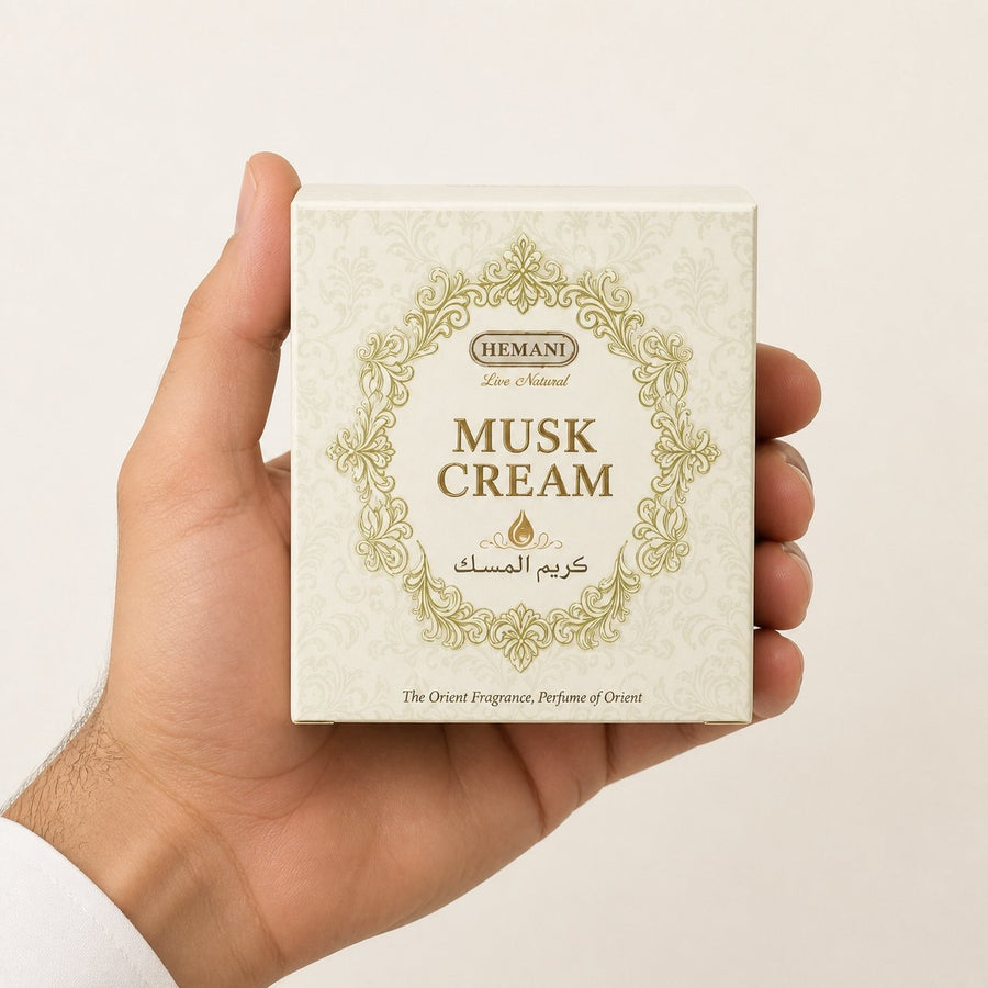 3 Crème de Musc pour le Corps - Hemani – taille et contenance réelles du produit en main