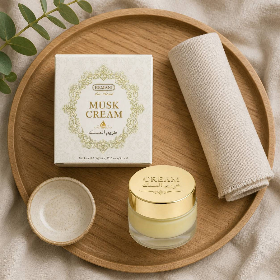 3 Crème de Musc pour le Corps - Hemani – rituel d'utilisation vu du dessus, ambiance naturelle zen