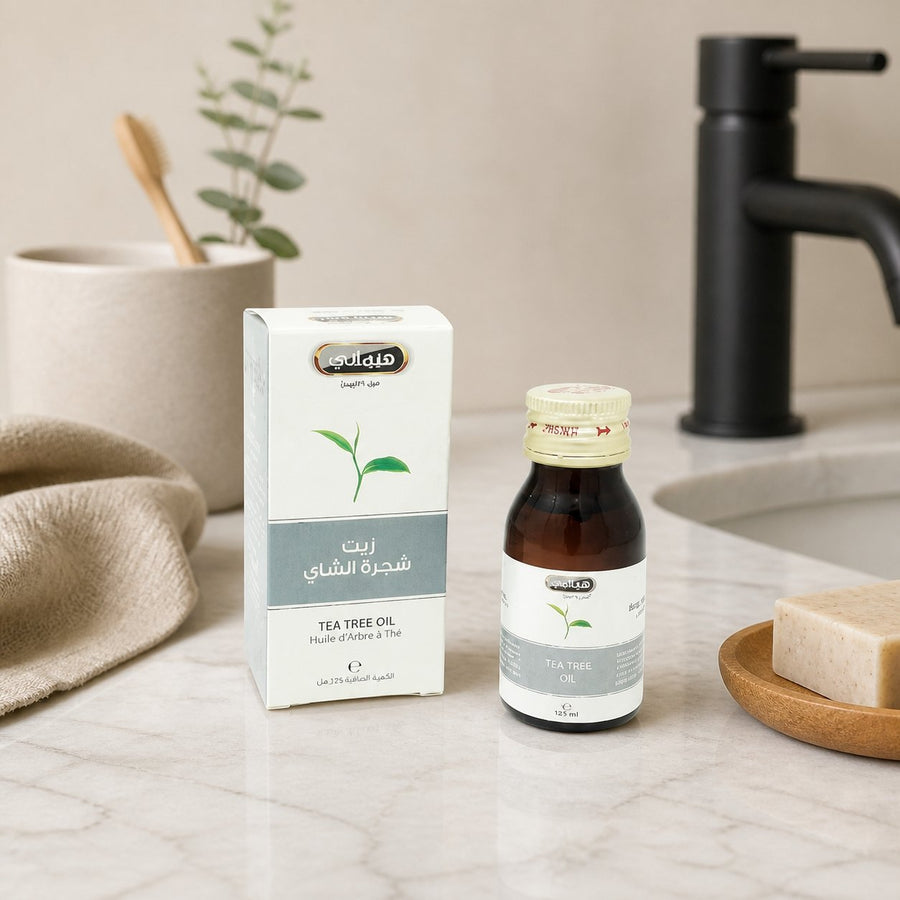 3 Huile d'Arbre à Thé 30mL 100% Naturelle Hemani – présentation du produit dans une salle de bain lumineuse et naturelle