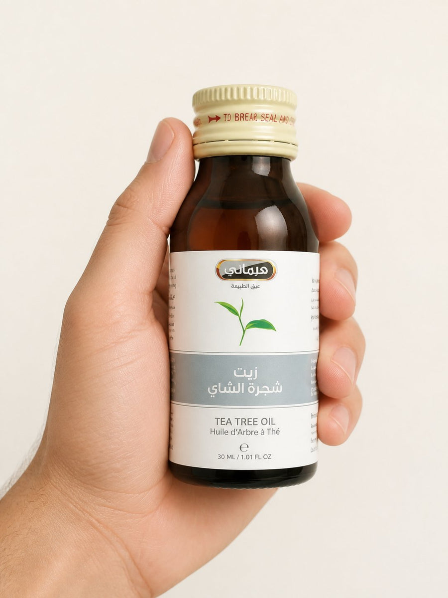 3 Huile d'Arbre à Thé 30mL 100% Naturelle Hemani – taille et contenance réelles du produit en main