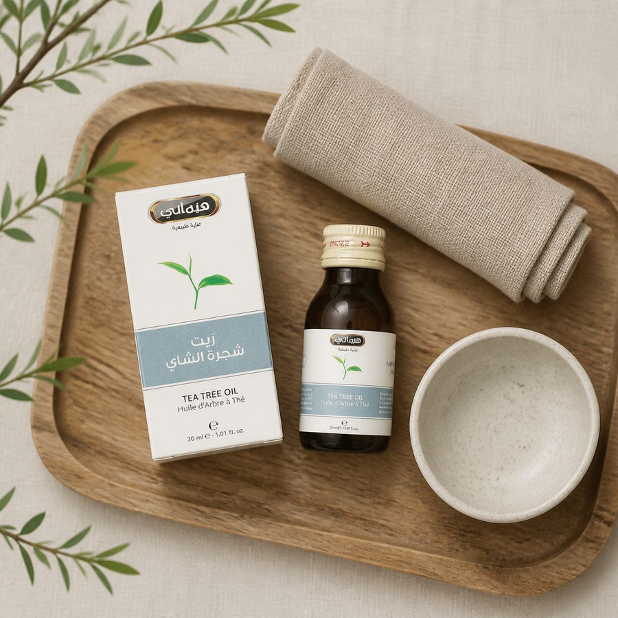 3 Huile d'Arbre à Thé 30mL 100% Naturelle Hemani – rituel d'utilisation vu du dessus, ambiance naturelle zen