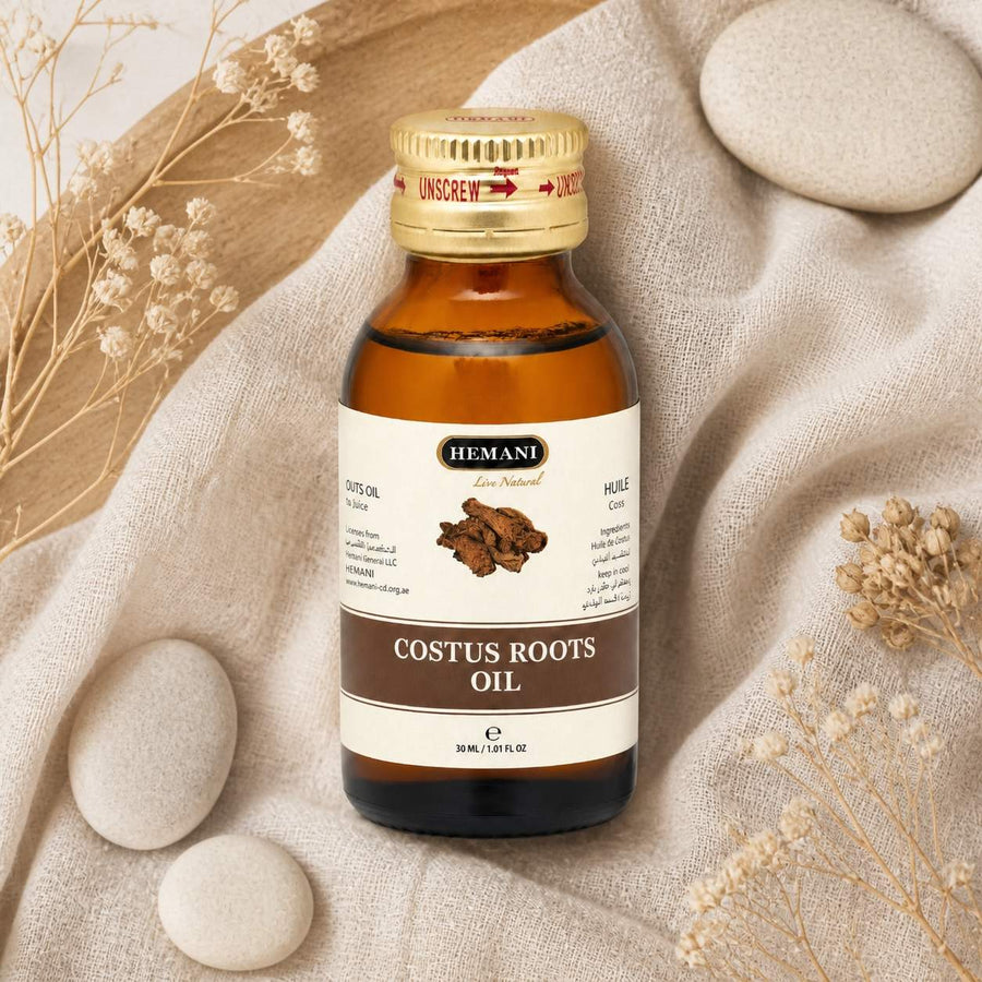 3 Huile de Costus Indien 30mL Hemani 100% naturelle – composition flat lay avec éléments naturels, vue du dessus