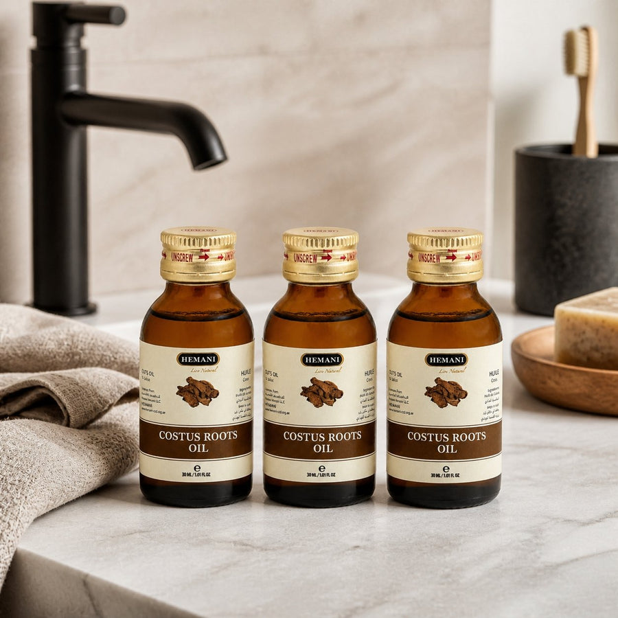 3 Huile de Costus Indien 30mL Hemani 100% naturelle – présentation du produit dans une salle de bain lumineuse et naturelle