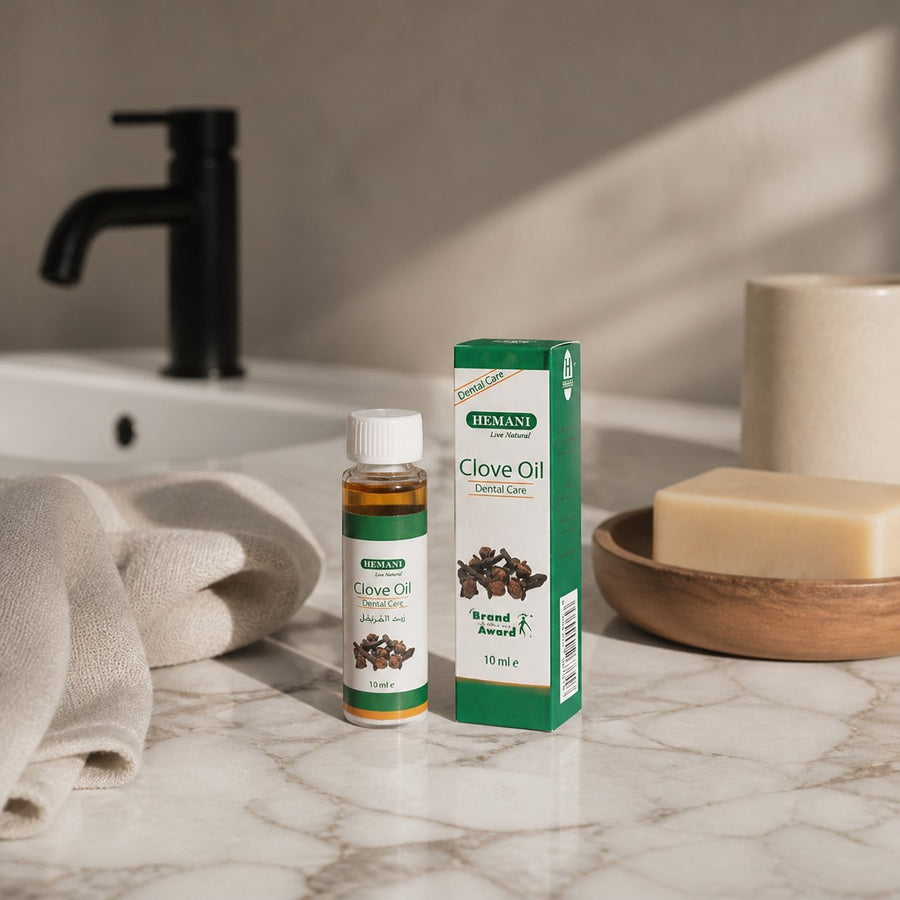 3 X Huile de girofle 10mL 100% naturelle Hemani – présentation du produit dans une salle de bain lumineuse et naturelle