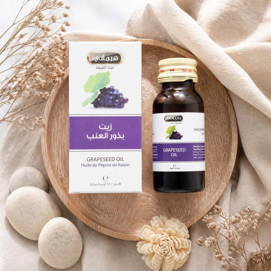 3 Huile de Pépin de Raisin 30mL 100% Naturelle Hemani – composition flat lay avec éléments naturels, vue du dessus