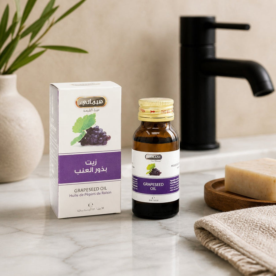 3 Huile de Pépin de Raisin 30mL 100% Naturelle Hemani – présentation du produit dans une salle de bain lumineuse et naturelle