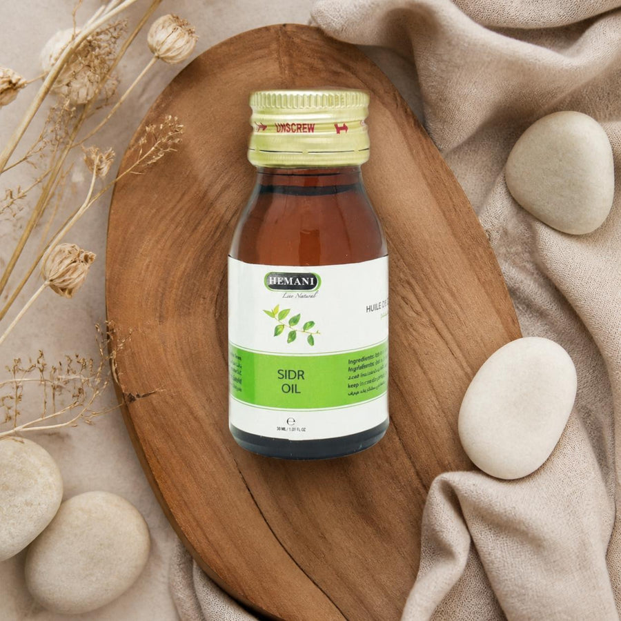 3 Huile de Sidr 30mL Hemani 100% naturelle – composition flat lay avec éléments naturels, vue du dessus