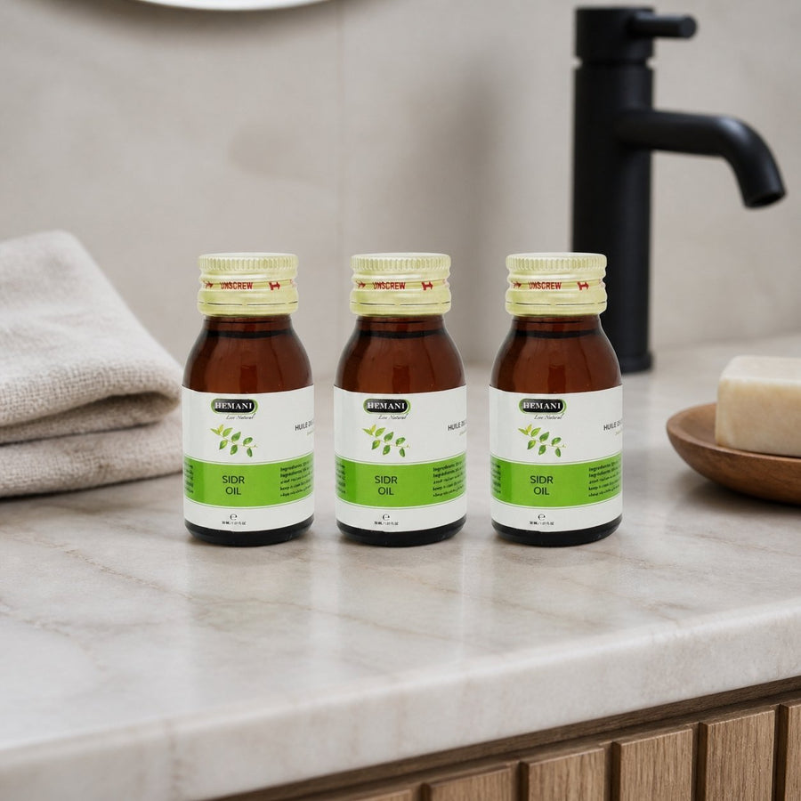3 Huile de Sidr 30mL Hemani 100% naturelle – présentation du produit dans une salle de bain lumineuse et naturelle